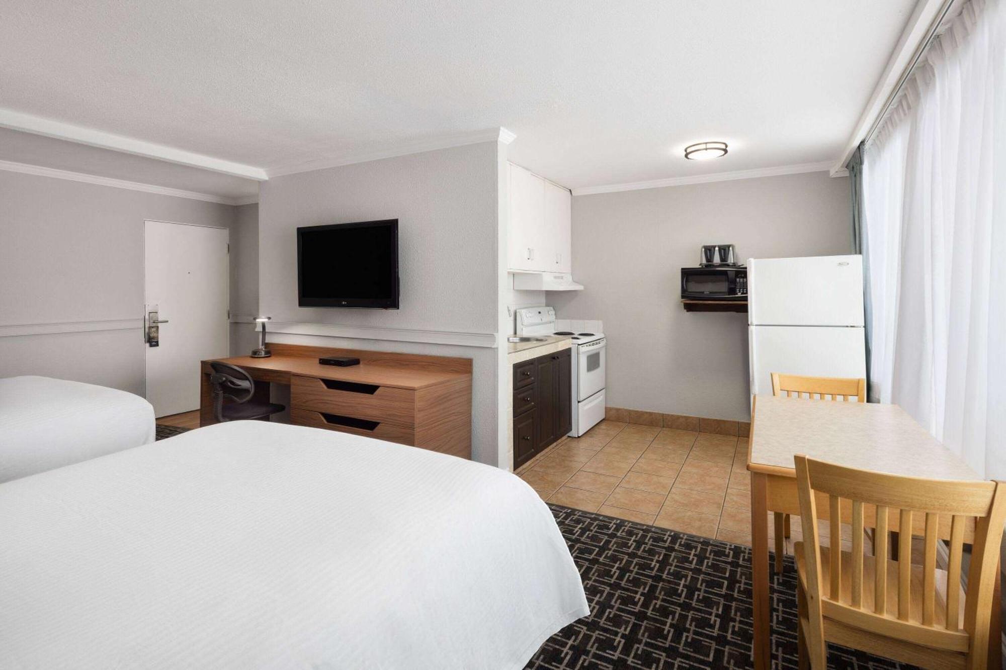 Hotel Baymont By Wyndham Edson Exterior foto